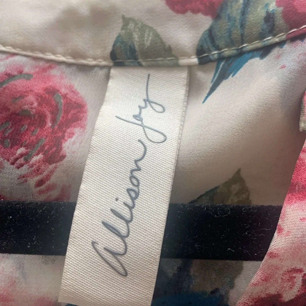 Evereve blouse in a beautiful floral pattern.  Semi-Sheer - Picture 8 of 9